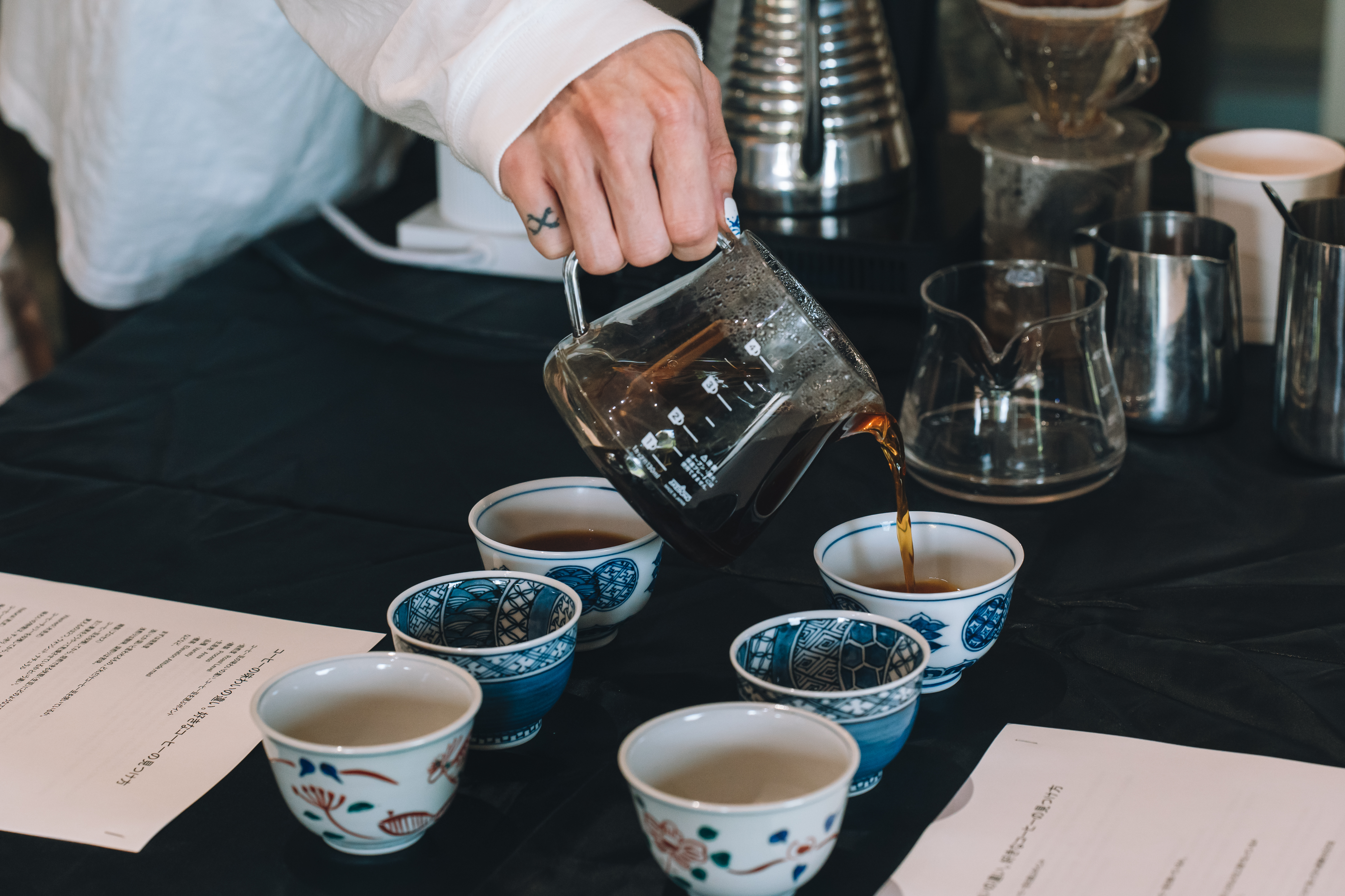 九谷焼の器にコーヒーを注ぐ様子