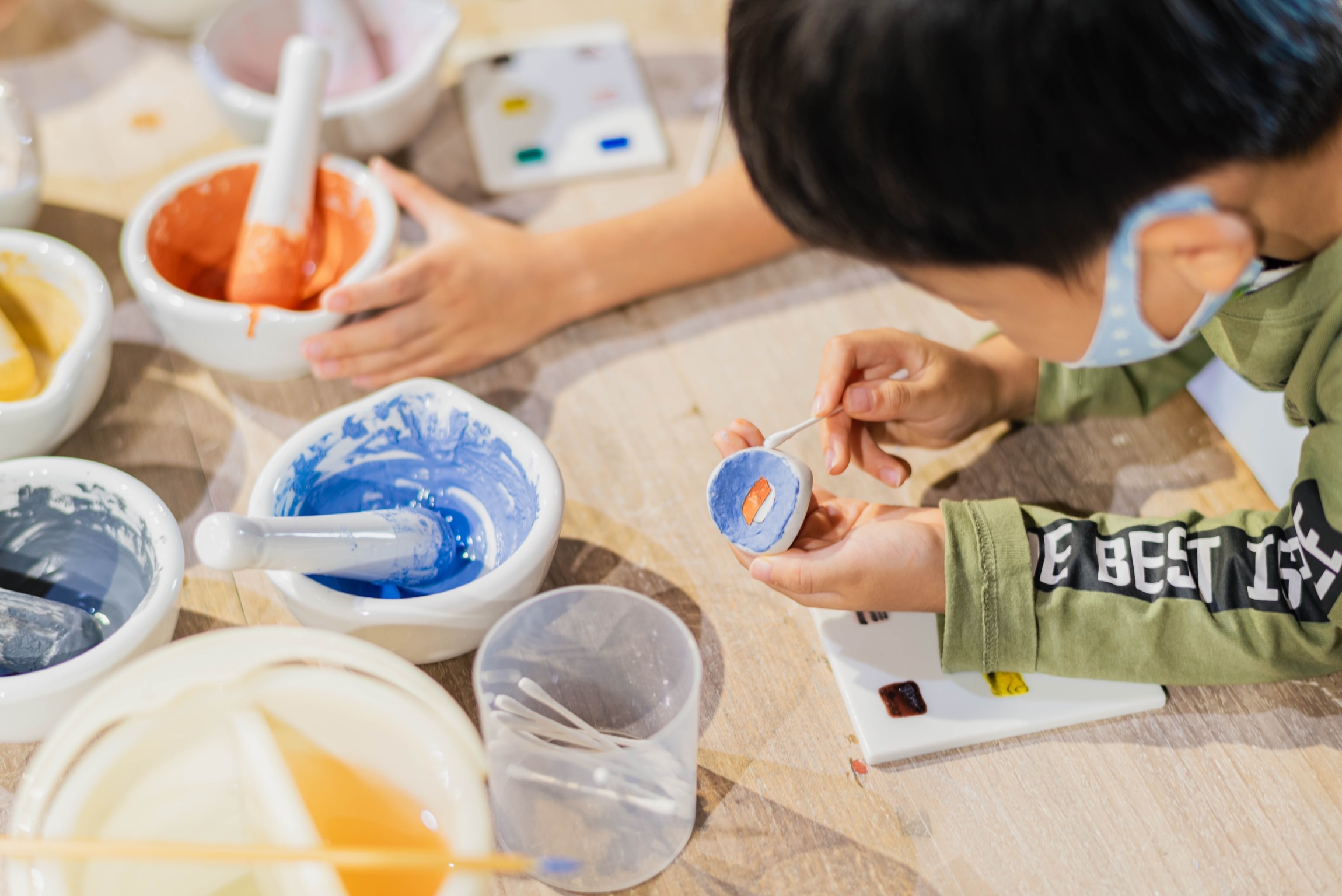 参加者が器に絵付けをしている様子