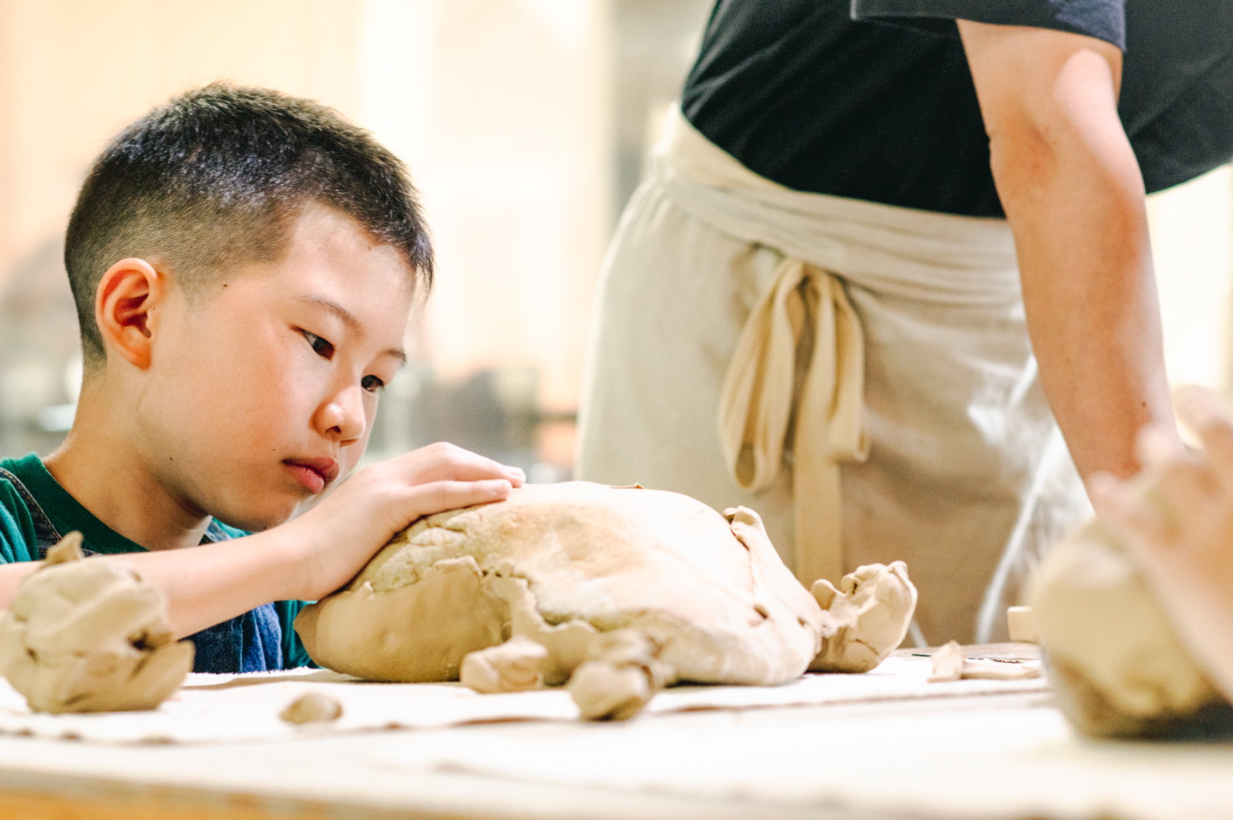 子どもが粘土で器をつくる様子