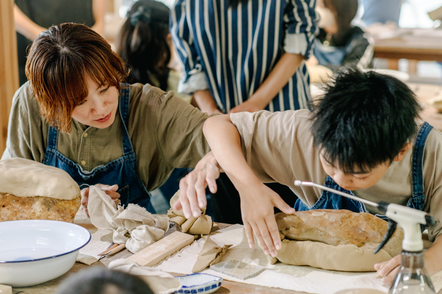STONE STORYで参加者が粘土から器をつくる様子